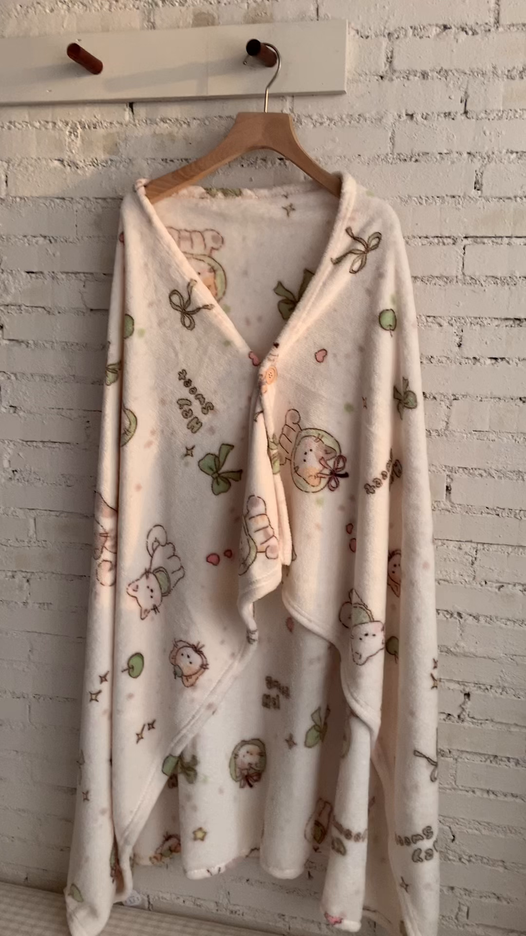 91家纺网 家纺一手货源 找家纺 桃喜 2025秋冬新款双面牛奶绒披肩毯毛毯毯子 绿苹果小猫（双面绒披肩毯）