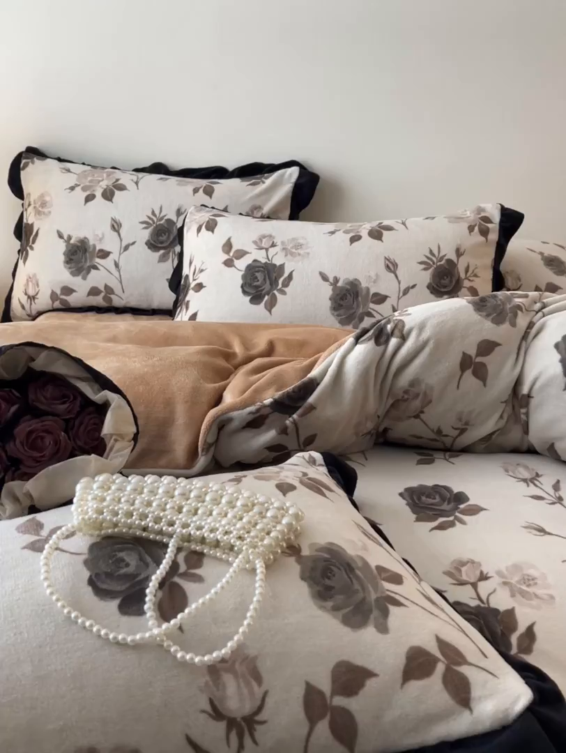 91家纺网 家纺一手货源 找家纺 安哆啦家纺 2025新款法式赫本风牛奶绒四件套 法式-玫瑰的诗