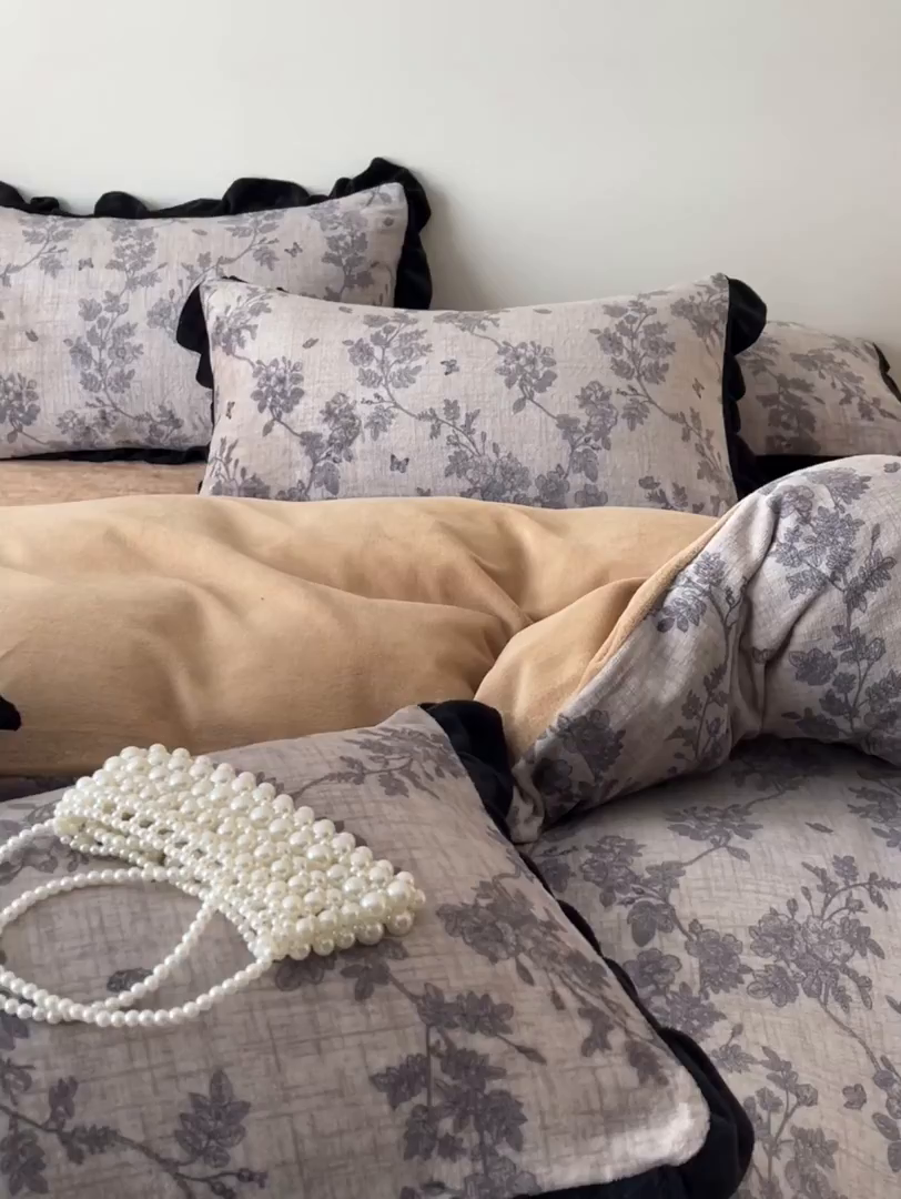 91家纺网 家纺一手货源 找家纺 安哆啦家纺 2025新款法式赫本风牛奶绒四件套 法式-花影浅吟