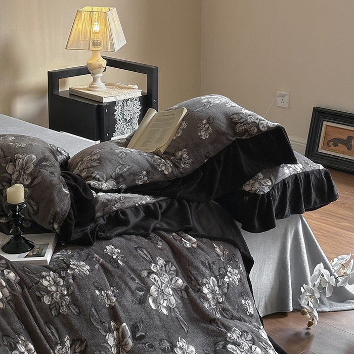 91家纺网 家纺一手货源 找家纺 安哆啦家纺 2025新款法式赫本风牛奶绒四件套 法式-夜幕里