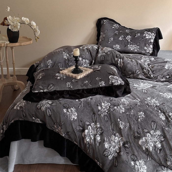 91家纺网 家纺一手货源 找家纺 安哆啦家纺 2025新款法式赫本风牛奶绒四件套 法式-夜幕里