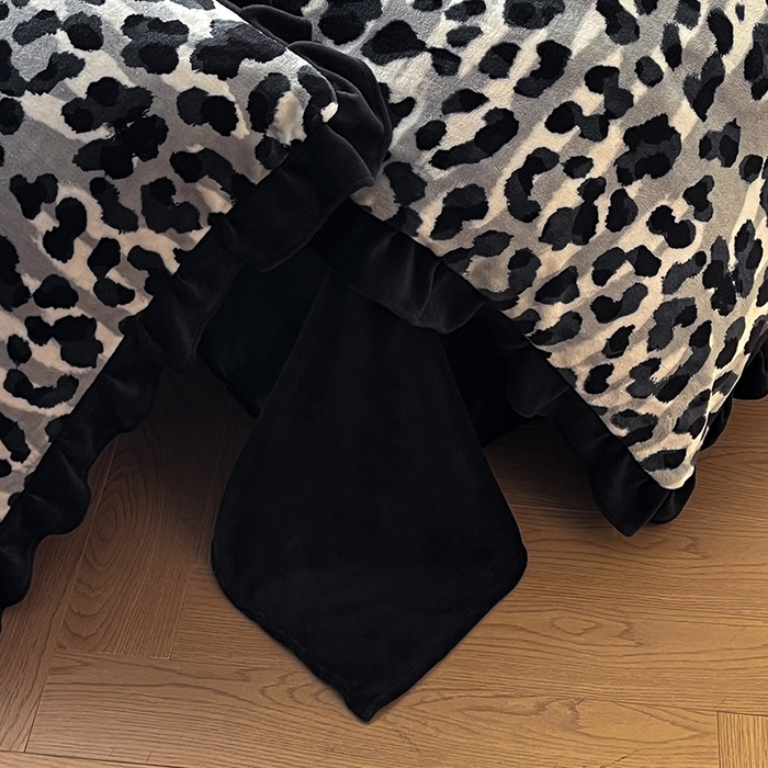 91家纺网 家纺一手货源 找家纺 安哆啦家纺 2025新款法式赫本风牛奶绒四件套 法式-高级豹纹