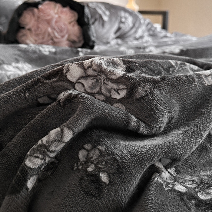 91家纺网 家纺一手货源 找家纺 安哆啦家纺 2025新款法式赫本风牛奶绒四件套 法式-夜幕里