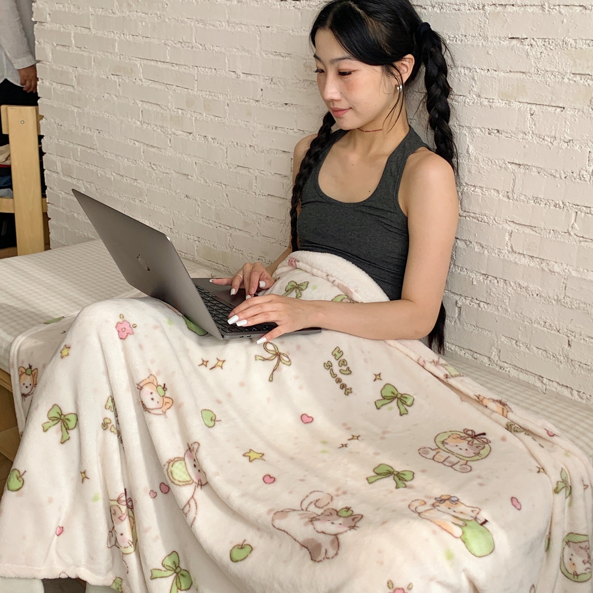 91家纺网 家纺一手货源 找家纺 桃喜 2025秋冬新款双面牛奶绒披肩毯毛毯毯子 绿苹果小猫（双面绒披肩毯）