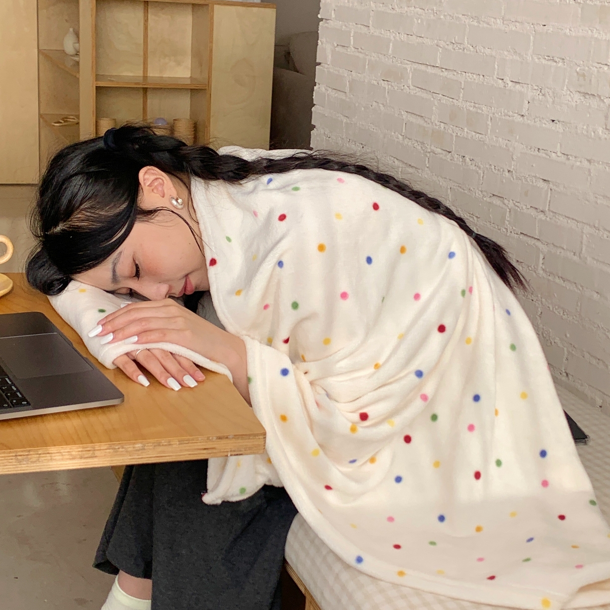 91家纺网 家纺一手货源 找家纺 桃喜 2025秋冬新款双面牛奶绒披肩毯毛毯毯子 彩色波点（双面绒披肩毯）