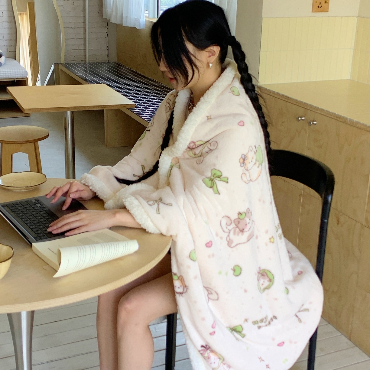 91家纺网 家纺一手货源 找家纺 （总）桃喜 2025秋冬新款加厚牛奶绒羊羔绒披肩毯