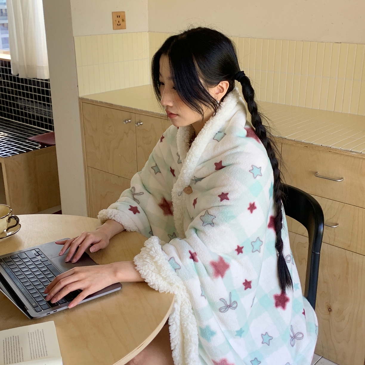 91家纺网 家纺一手货源 找家纺 （总）桃喜 2025秋冬新款加厚牛奶绒羊羔绒披肩毯