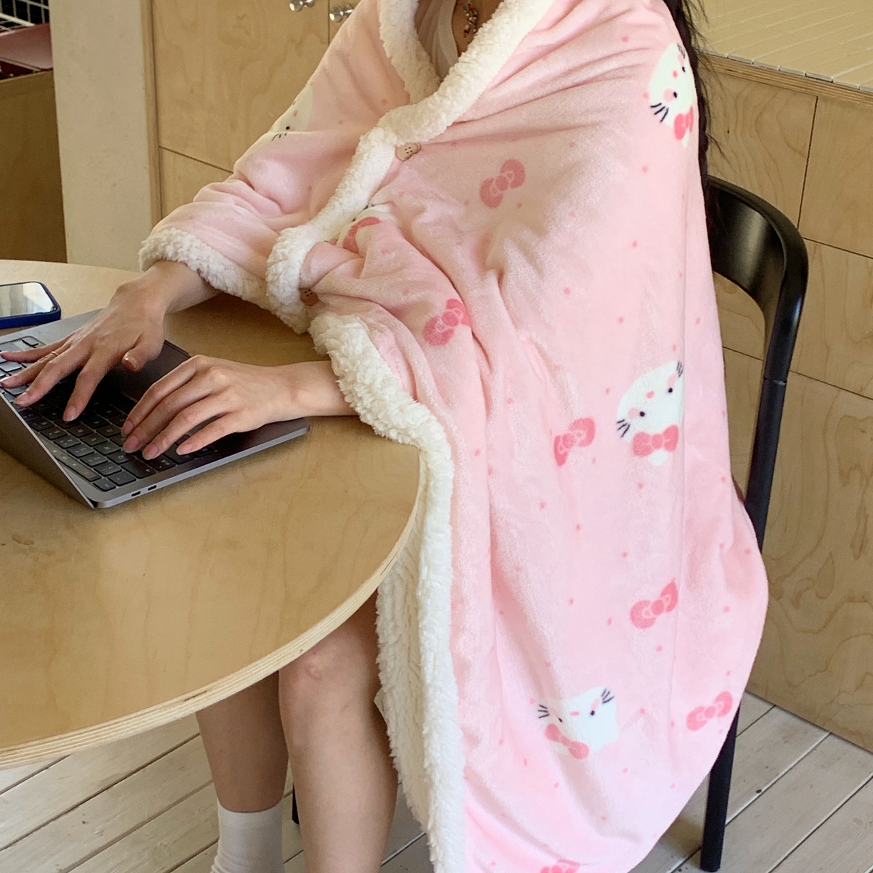 91家纺网 家纺一手货源 找家纺 桃喜 2025秋冬新款加厚牛奶绒羊羔绒披肩毯 超甜小猫（羊羔绒披肩毯）