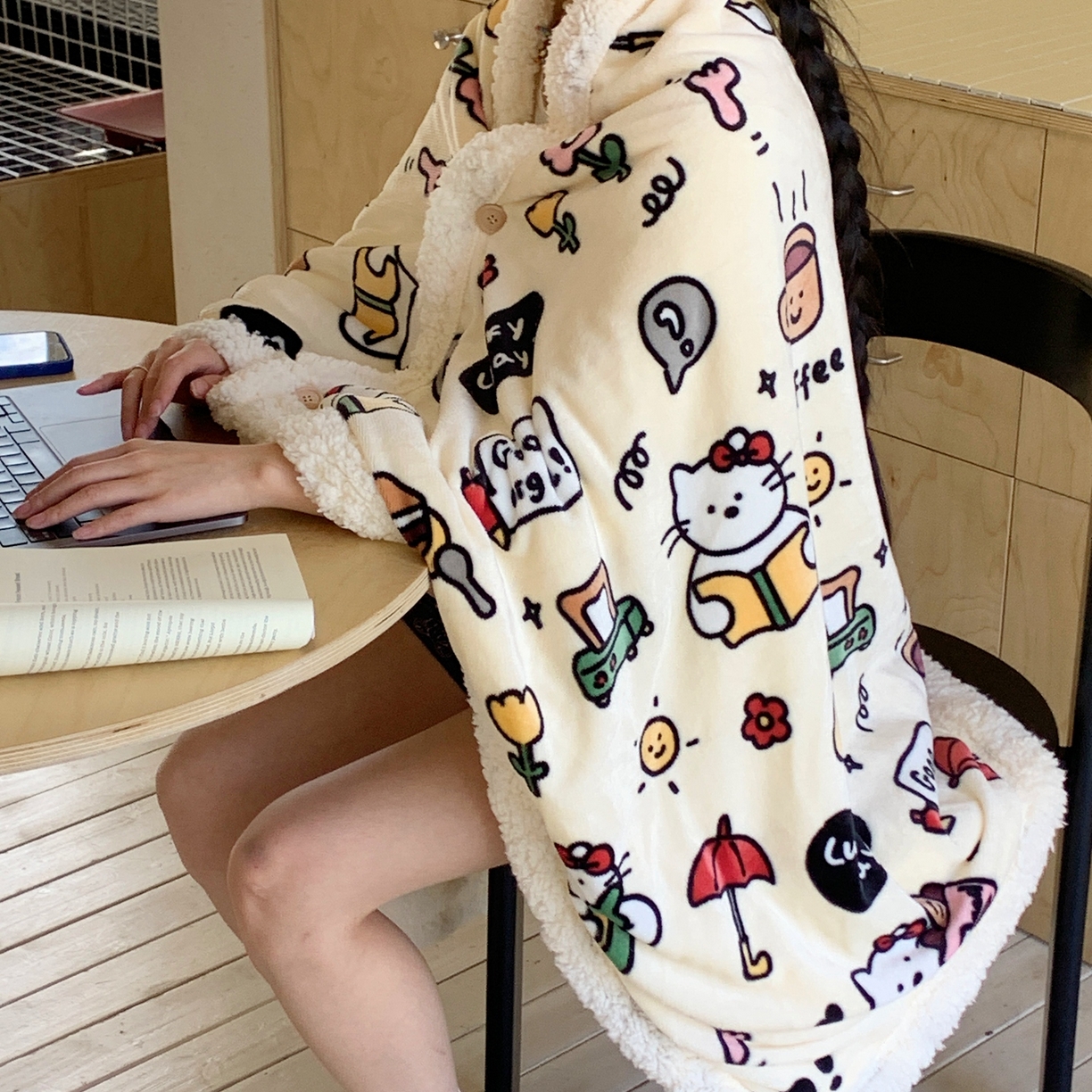 91家纺网 家纺一手货源 找家纺 桃喜 2025秋冬新款加厚牛奶绒羊羔绒披肩毯 小猫笔记（羊羔绒披肩毯）