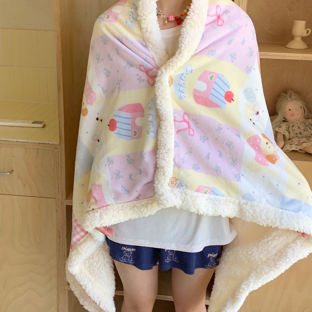 91家纺网 家纺一手货源 找家纺 桃喜 2025秋冬新款加厚牛奶绒羊羔绒披肩毯 房子小狗（羊羔绒披肩毯）