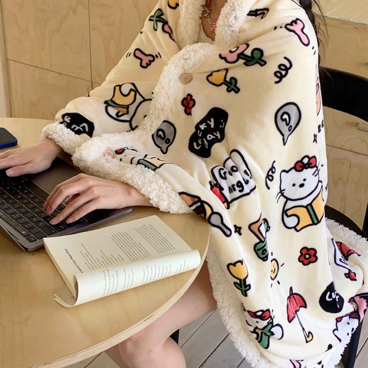 91家纺网 家纺一手货源 找家纺 桃喜 2025秋冬新款加厚牛奶绒羊羔绒披肩毯 小猫笔记（羊羔绒披肩毯）