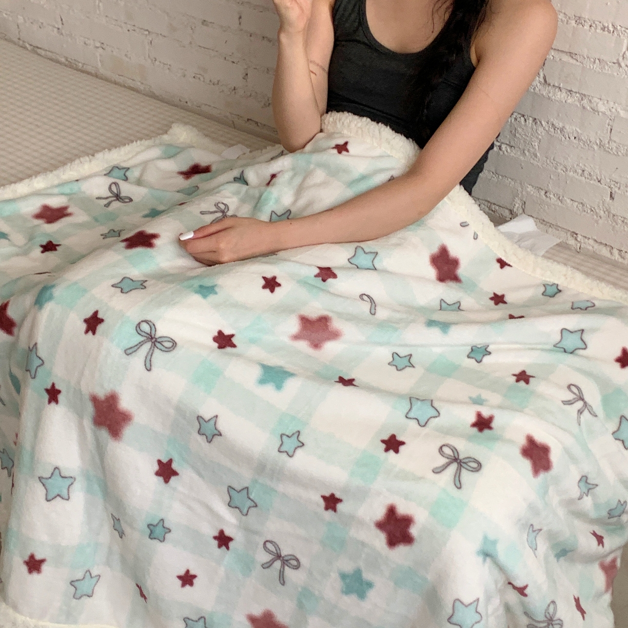 91家纺网 家纺一手货源 找家纺 桃喜 2025秋冬新款加厚牛奶绒羊羔绒披肩毯 薄荷奶咖星星（羊羔绒披肩毯）