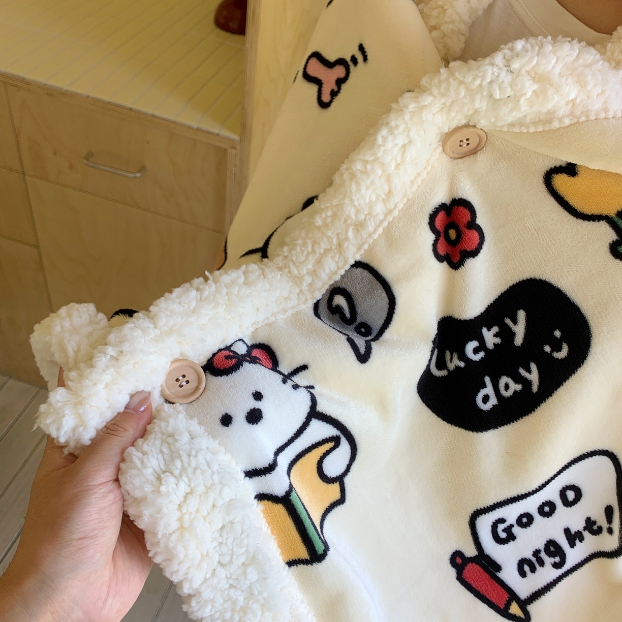 91家纺网 家纺一手货源 找家纺 桃喜 2025秋冬新款加厚牛奶绒羊羔绒披肩毯 小猫笔记（羊羔绒披肩毯）