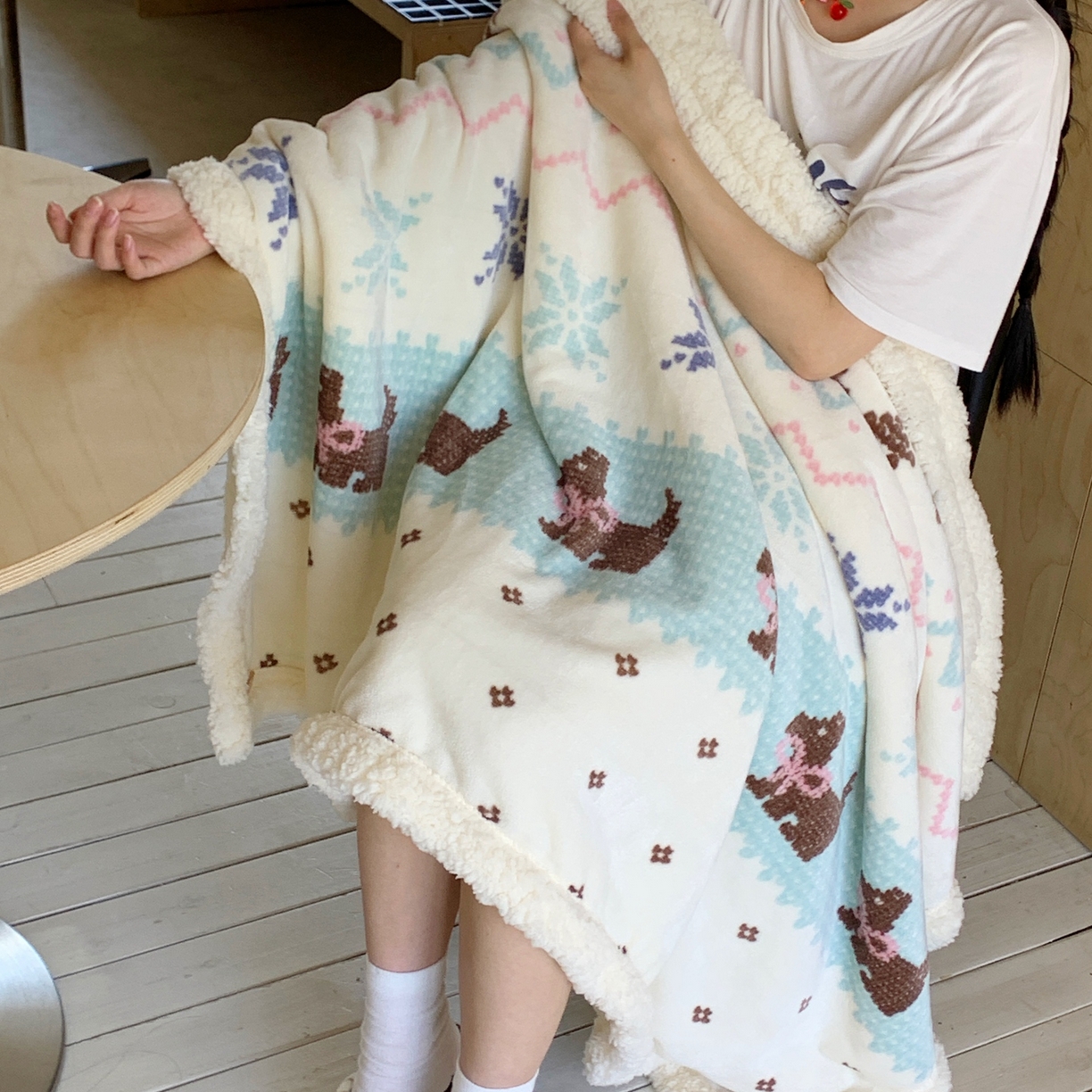 91家纺网 家纺一手货源 找家纺 桃喜 2025秋冬新款加厚牛奶绒羊羔绒披肩毯 费尔岛狗狗蓝（羊羔绒披肩毯）