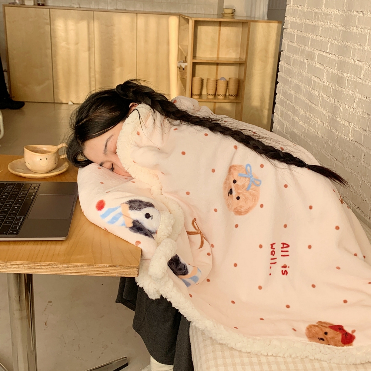 91家纺网 家纺一手货源 找家纺 桃喜 2025秋冬新款加厚牛奶绒羊羔绒披肩毯 幸运狗狗（羊羔绒披肩毯）