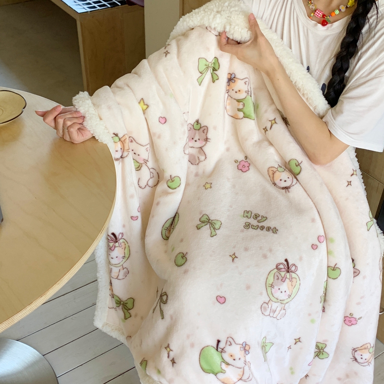 91家纺网 家纺一手货源 找家纺 桃喜 2025秋冬新款加厚牛奶绒羊羔绒披肩毯 绿苹果小猫（羊羔绒披肩毯）