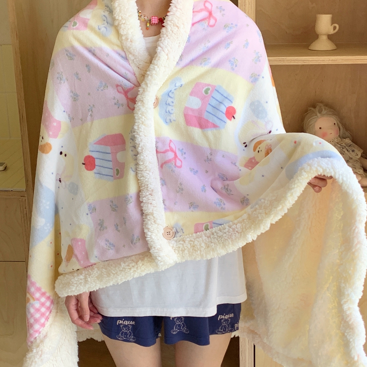 91家纺网 家纺一手货源 找家纺 桃喜 2025秋冬新款加厚牛奶绒羊羔绒披肩毯 房子小狗（羊羔绒披肩毯）