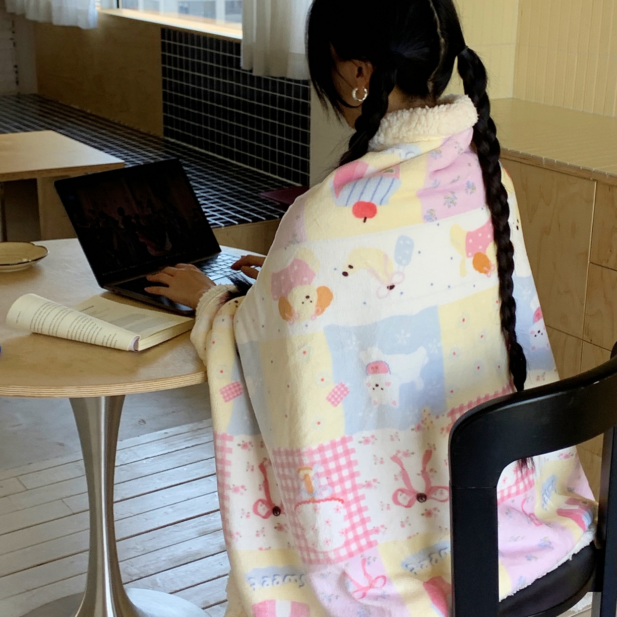 91家纺网 家纺一手货源 找家纺 桃喜 2025秋冬新款加厚牛奶绒羊羔绒披肩毯 房子小狗（羊羔绒披肩毯）