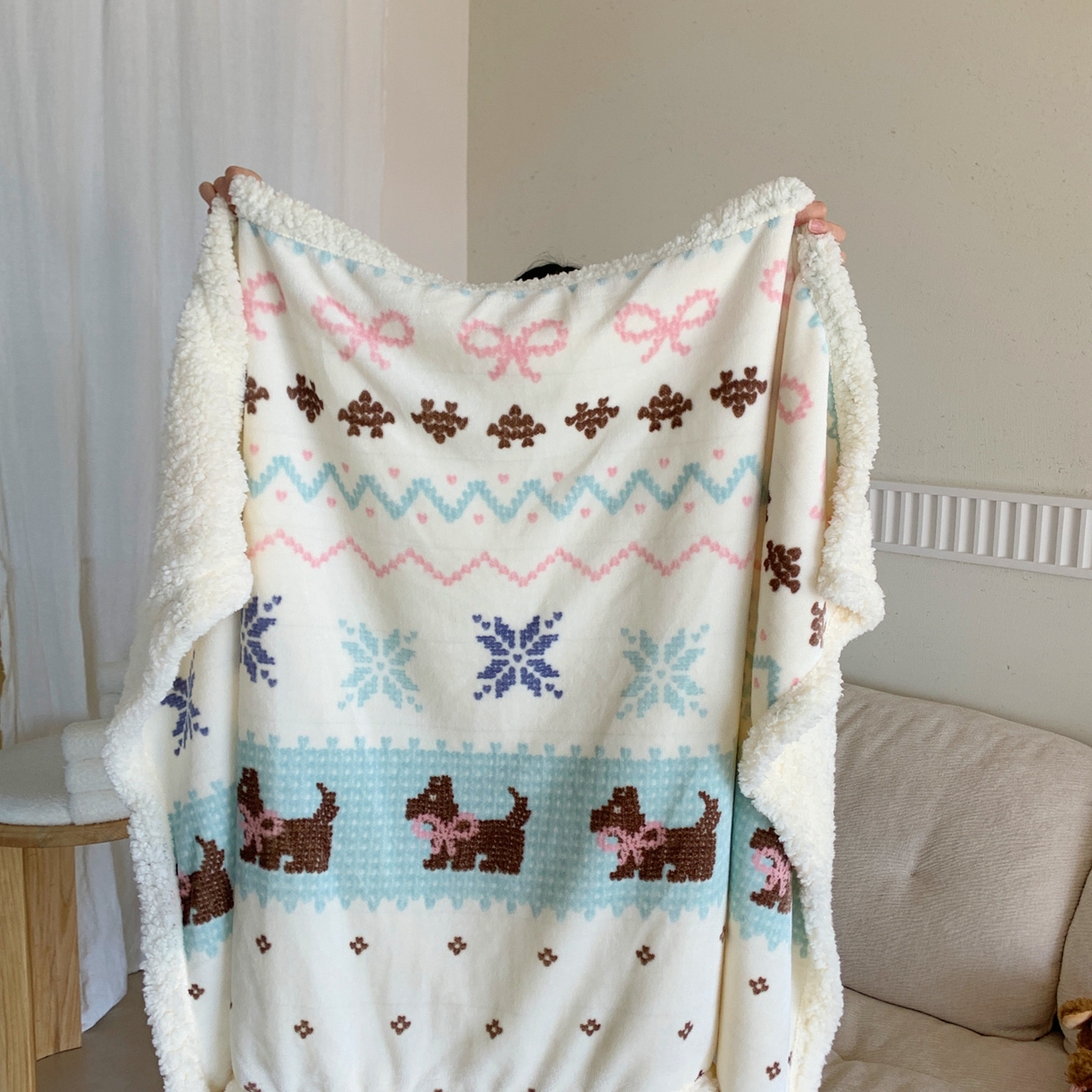 91家纺网 家纺一手货源 找家纺 桃喜 2025秋冬新款加厚牛奶绒羊羔绒披肩毯 费尔岛狗狗蓝（羊羔绒披肩毯）