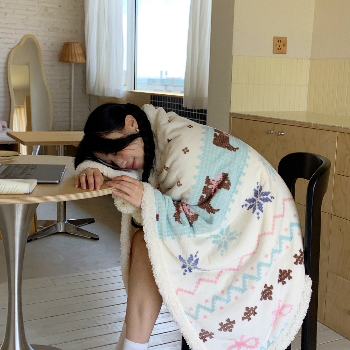 91家纺网 家纺一手货源 找家纺 桃喜 2025秋冬新款加厚牛奶绒羊羔绒披肩毯 费尔岛狗狗蓝（羊羔绒披肩毯）