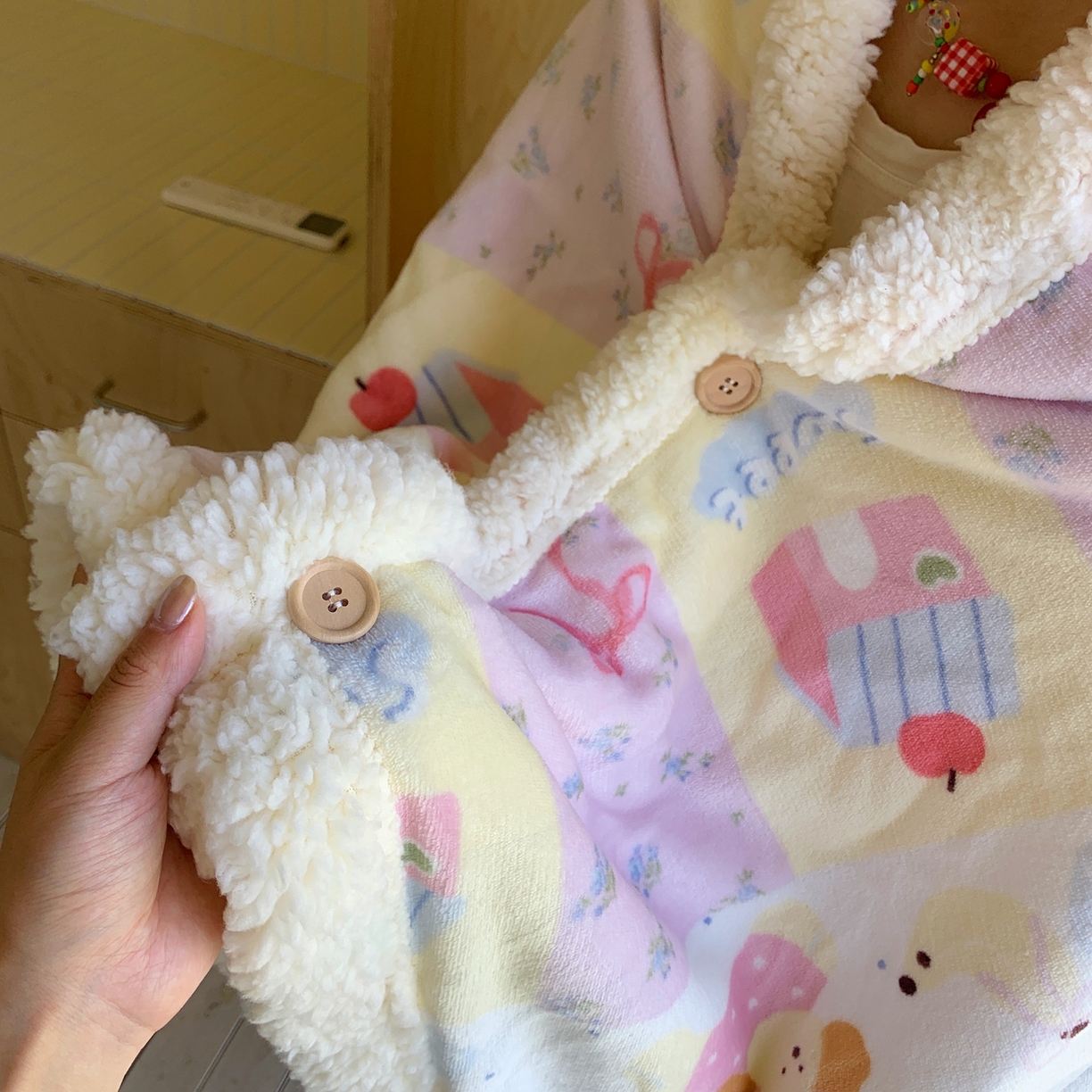 91家纺网 家纺一手货源 找家纺 桃喜 2025秋冬新款加厚牛奶绒羊羔绒披肩毯 房子小狗（羊羔绒披肩毯）