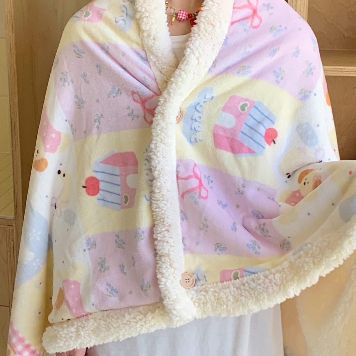 91家纺网 家纺一手货源 找家纺 桃喜 2025秋冬新款加厚牛奶绒羊羔绒披肩毯 房子小狗（羊羔绒披肩毯）