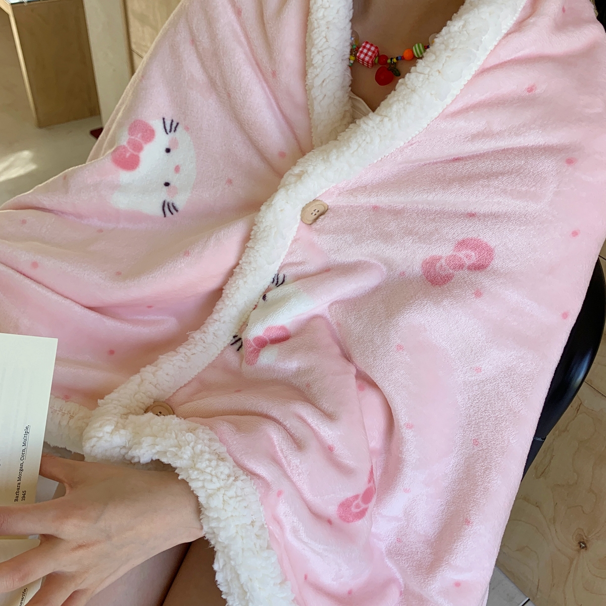 91家纺网 家纺一手货源 找家纺 桃喜 2025秋冬新款加厚牛奶绒羊羔绒披肩毯 超甜小猫（羊羔绒披肩毯）