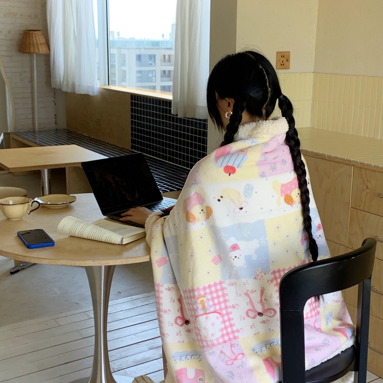 91家纺网 家纺一手货源 找家纺 桃喜 2025秋冬新款加厚牛奶绒羊羔绒披肩毯 房子小狗（羊羔绒披肩毯）