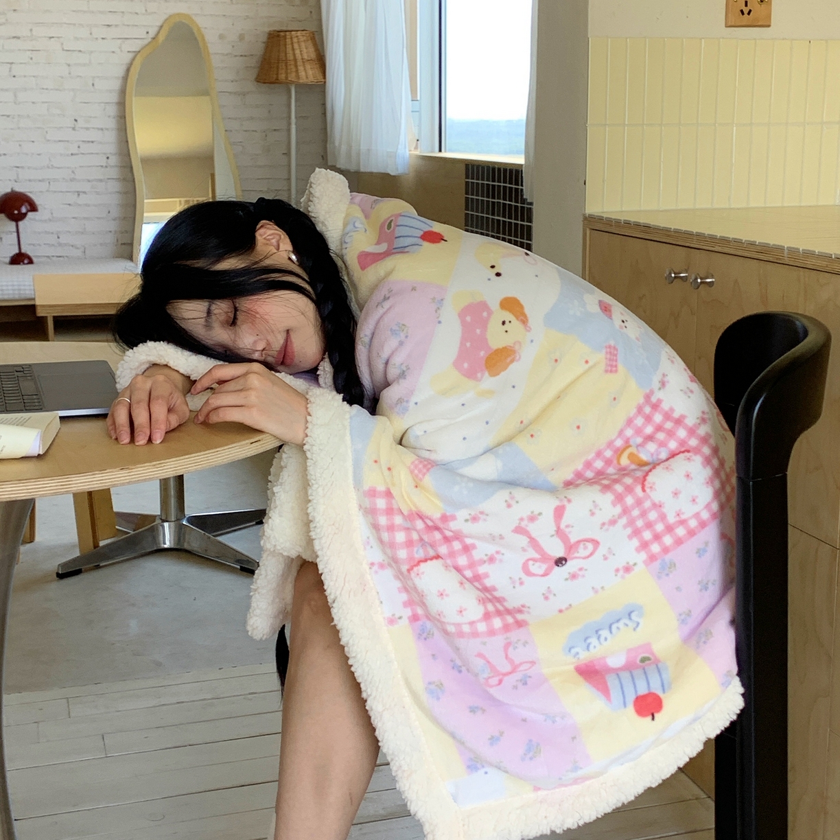 91家纺网 家纺一手货源 找家纺 桃喜 2025秋冬新款加厚牛奶绒羊羔绒披肩毯 房子小狗（羊羔绒披肩毯）