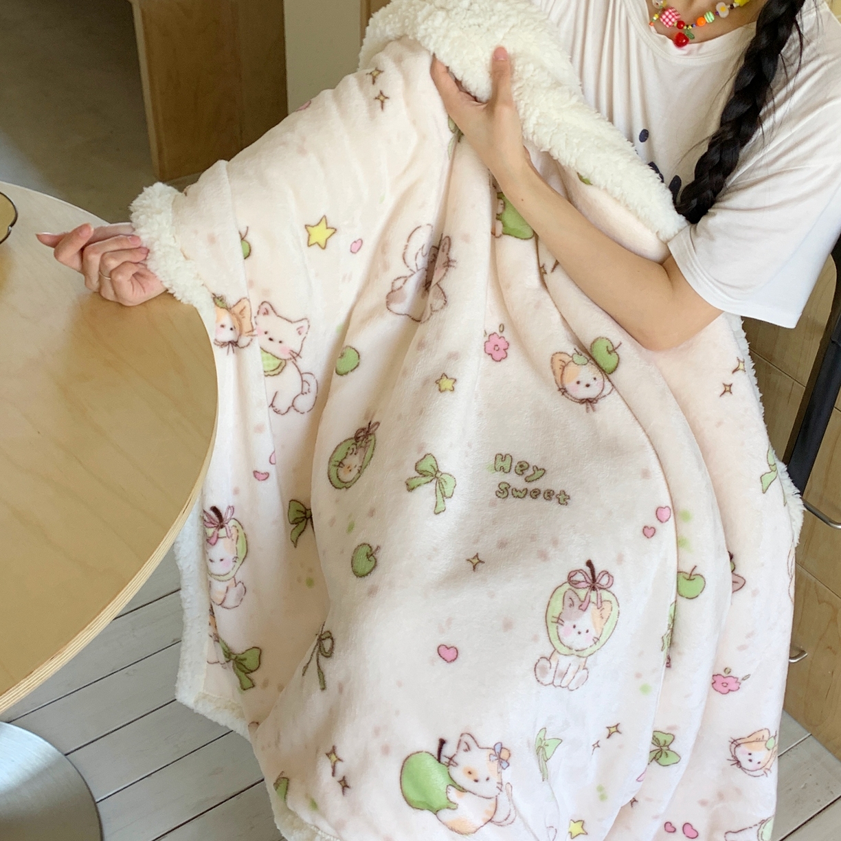 91家纺网 家纺一手货源 找家纺 桃喜 2025秋冬新款加厚牛奶绒羊羔绒披肩毯 绿苹果小猫（羊羔绒披肩毯）