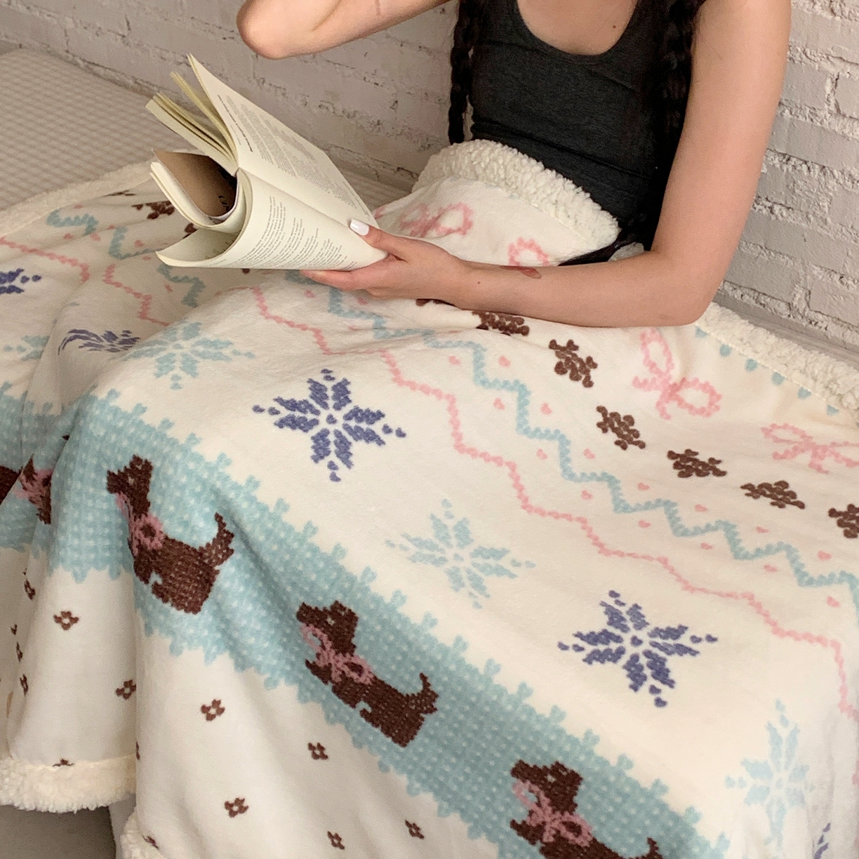 91家纺网 家纺一手货源 找家纺 桃喜 2025秋冬新款加厚牛奶绒羊羔绒披肩毯 费尔岛狗狗蓝（羊羔绒披肩毯）