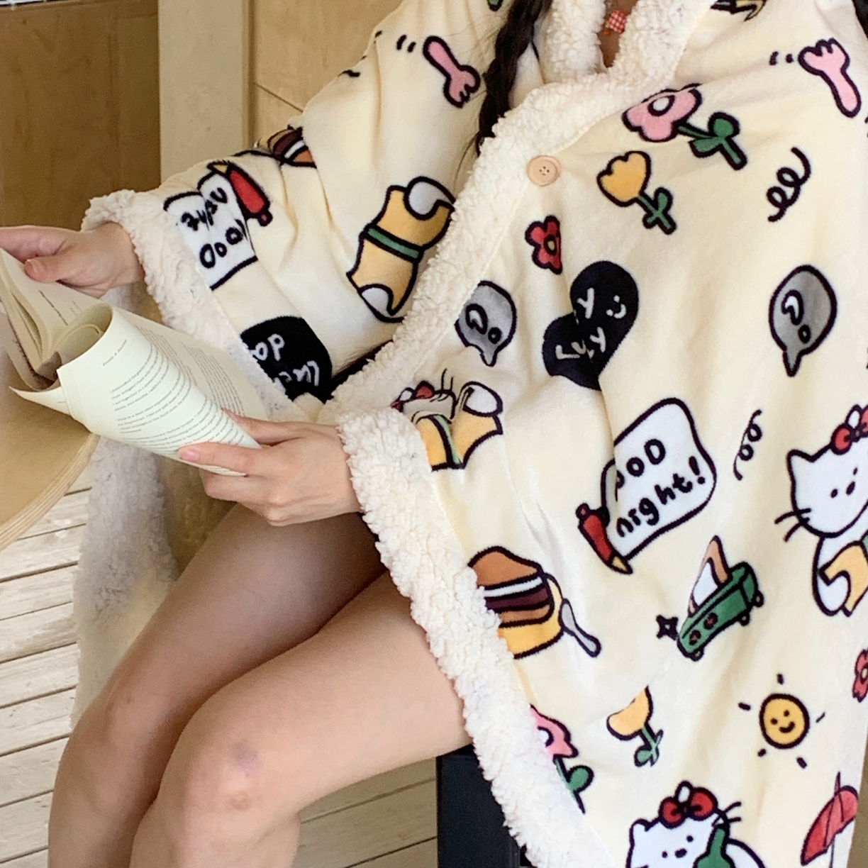 91家纺网 家纺一手货源 找家纺 桃喜 2025秋冬新款加厚牛奶绒羊羔绒披肩毯 小猫笔记（羊羔绒披肩毯）