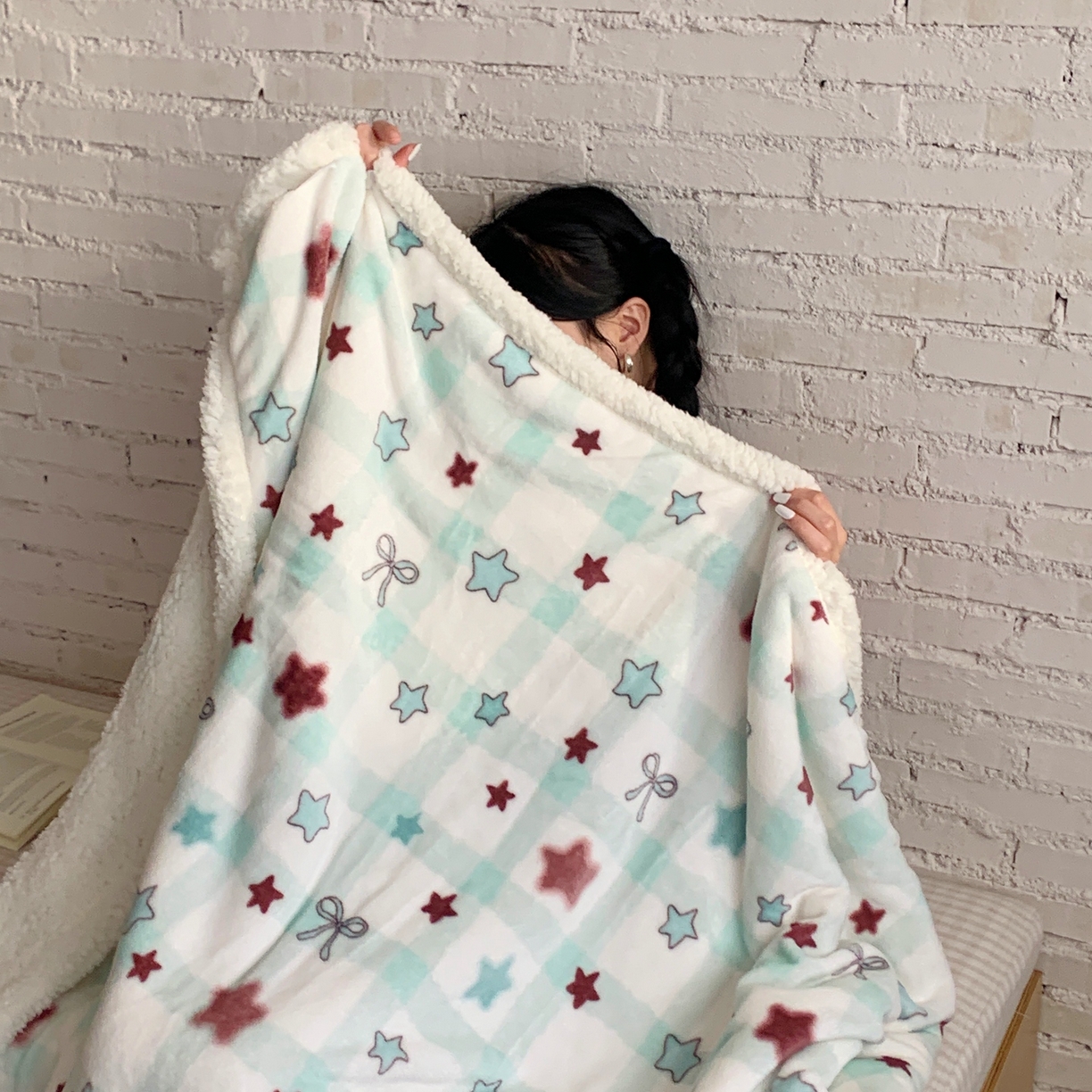 91家纺网 家纺一手货源 找家纺 桃喜 2025秋冬新款加厚牛奶绒羊羔绒披肩毯 薄荷奶咖星星（羊羔绒披肩毯）