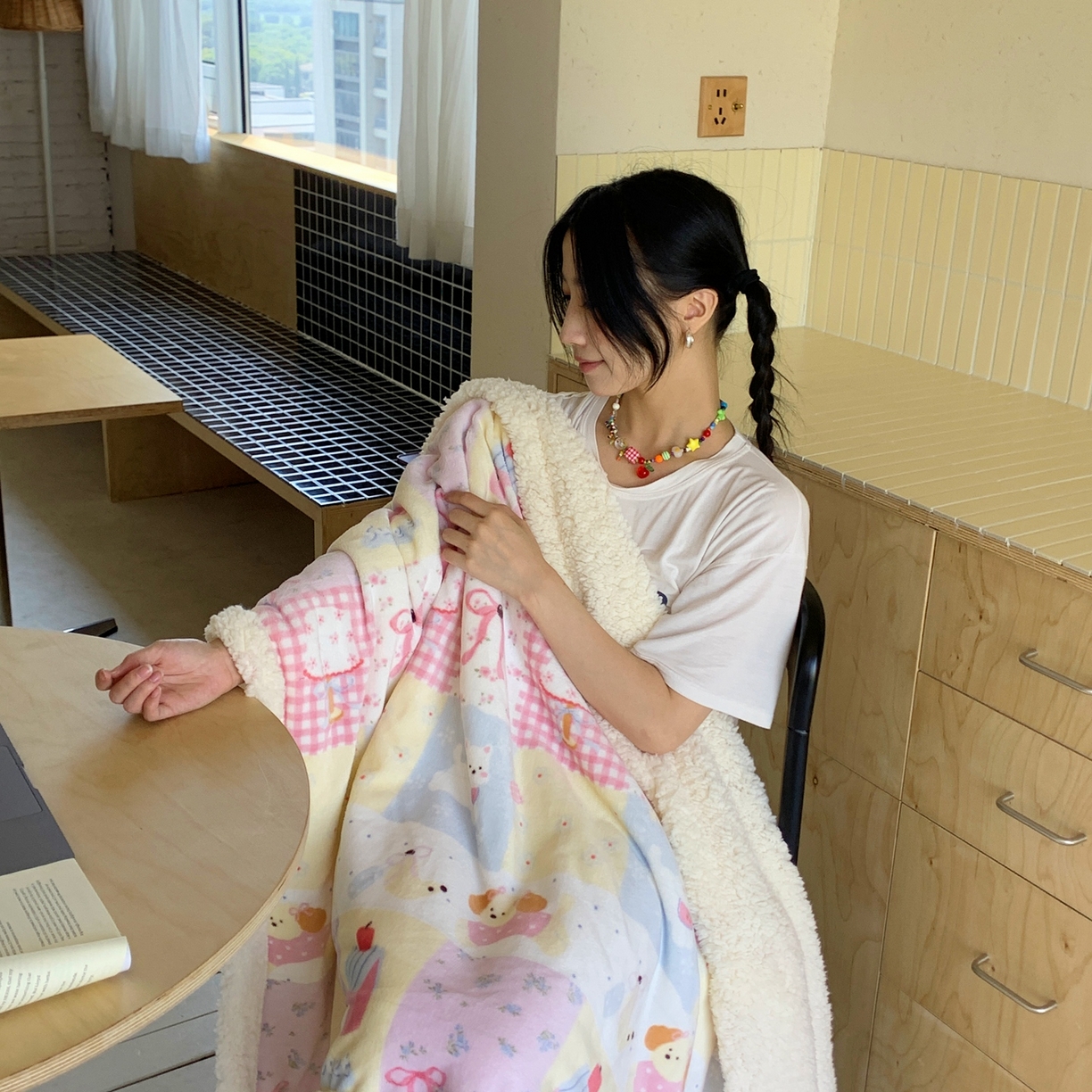 91家纺网 家纺一手货源 找家纺 桃喜 2025秋冬新款加厚牛奶绒羊羔绒披肩毯 房子小狗（羊羔绒披肩毯）