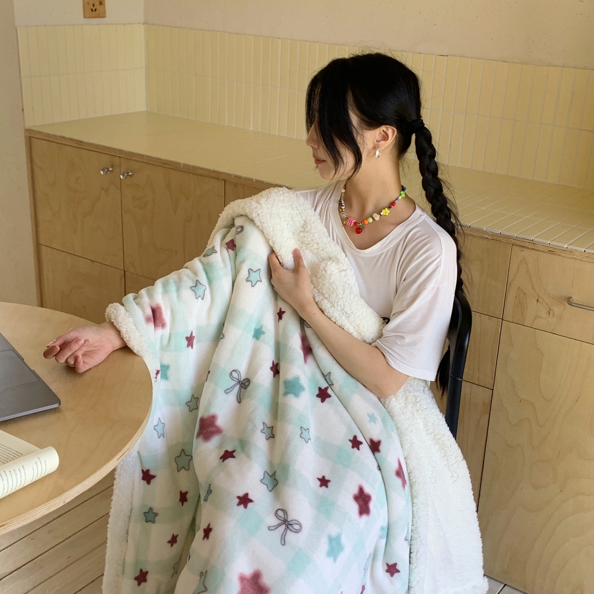 91家纺网 家纺一手货源 找家纺 桃喜 2025秋冬新款加厚牛奶绒羊羔绒披肩毯 薄荷奶咖星星（羊羔绒披肩毯）