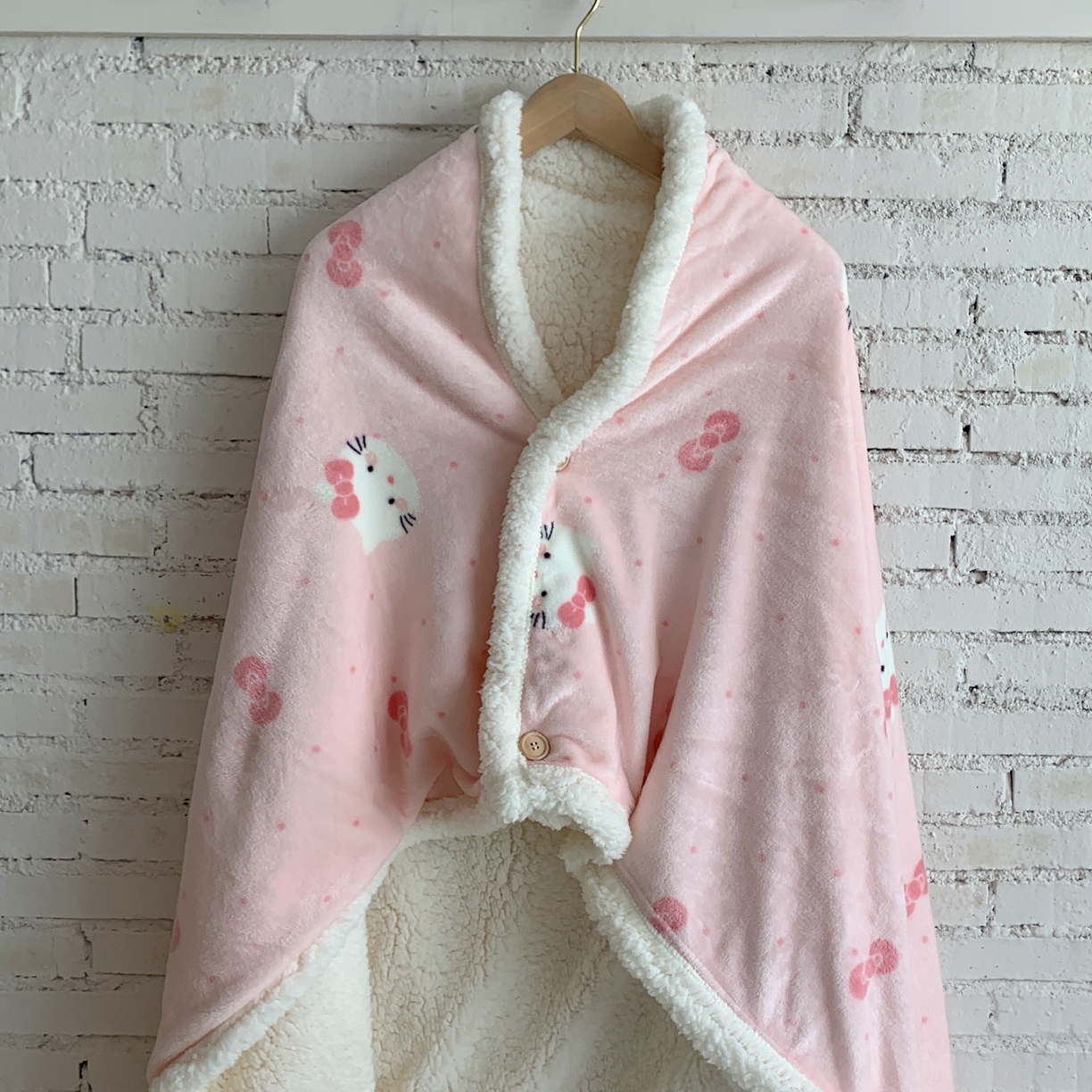 91家纺网 家纺一手货源 找家纺 桃喜 2025秋冬新款加厚牛奶绒羊羔绒披肩毯 超甜小猫（羊羔绒披肩毯）