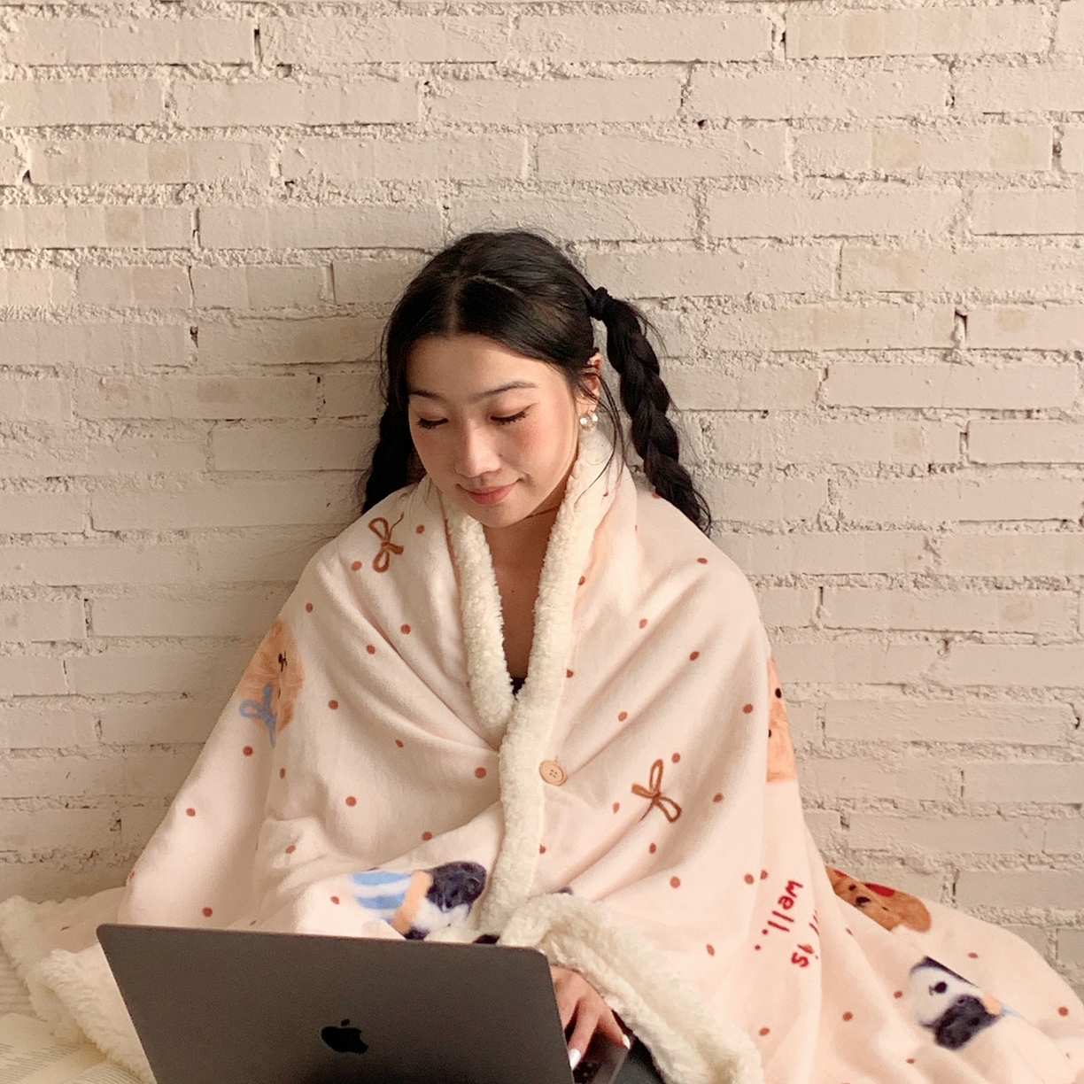 91家纺网 家纺一手货源 找家纺 桃喜 2025秋冬新款加厚牛奶绒羊羔绒披肩毯 幸运狗狗（羊羔绒披肩毯）