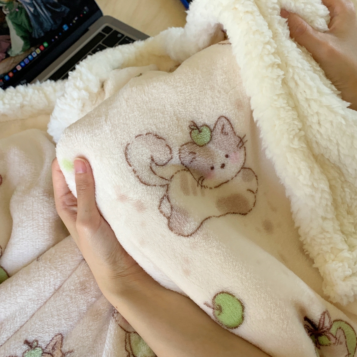 91家纺网 家纺一手货源 找家纺 桃喜 2025秋冬新款加厚牛奶绒羊羔绒披肩毯 绿苹果小猫（羊羔绒披肩毯）