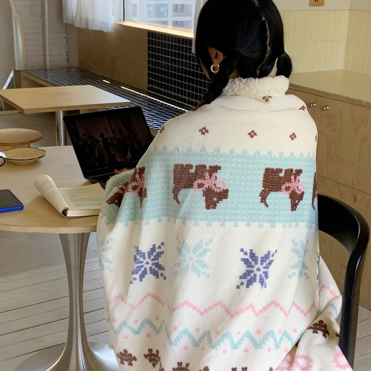 91家纺网 家纺一手货源 找家纺 桃喜 2025秋冬新款加厚牛奶绒羊羔绒披肩毯 费尔岛狗狗蓝（羊羔绒披肩毯）