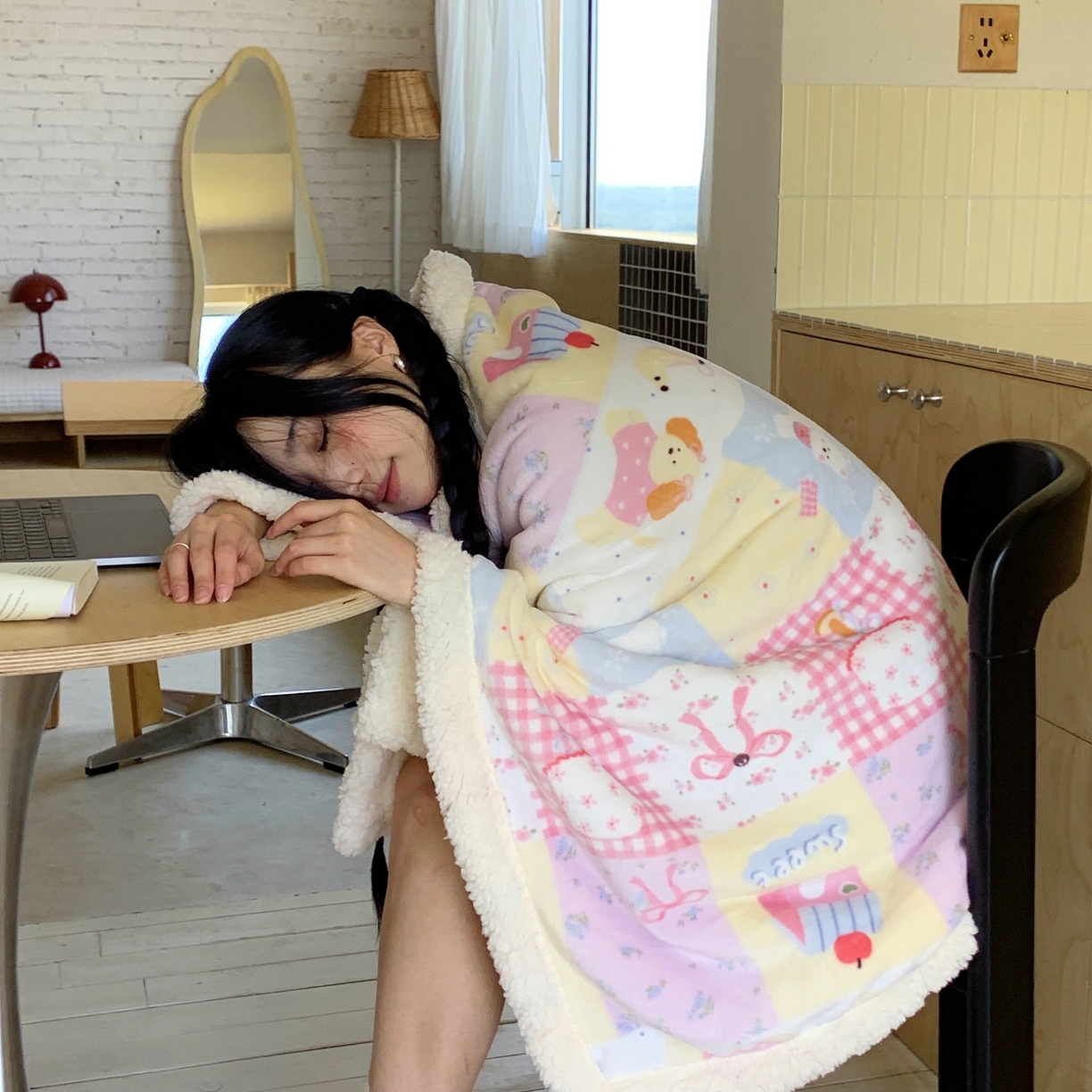 91家纺网 家纺一手货源 找家纺 桃喜 2025秋冬新款加厚牛奶绒羊羔绒披肩毯 房子小狗（羊羔绒披肩毯）