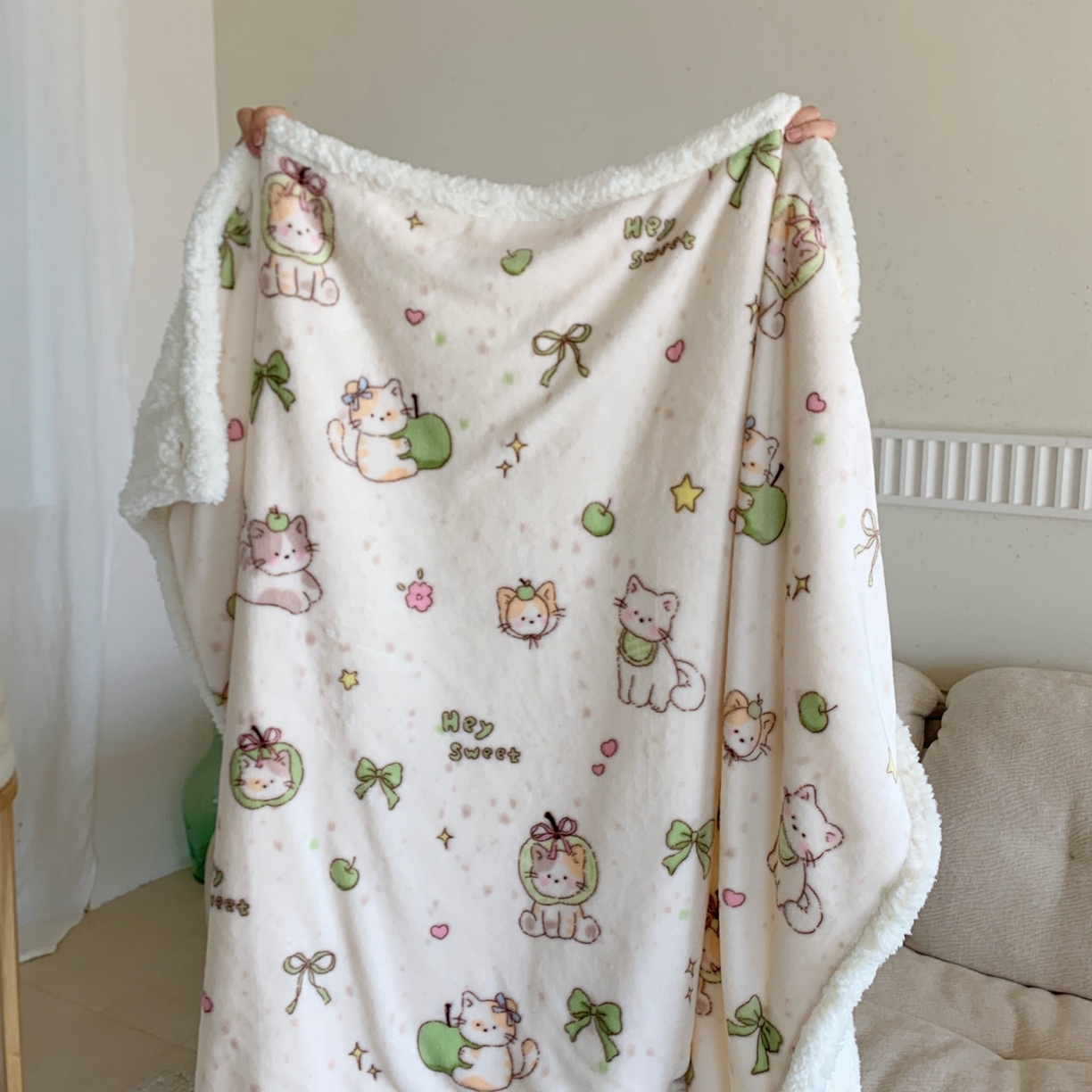 91家纺网 家纺一手货源 找家纺 桃喜 2025秋冬新款加厚牛奶绒羊羔绒披肩毯 绿苹果小猫（羊羔绒披肩毯）