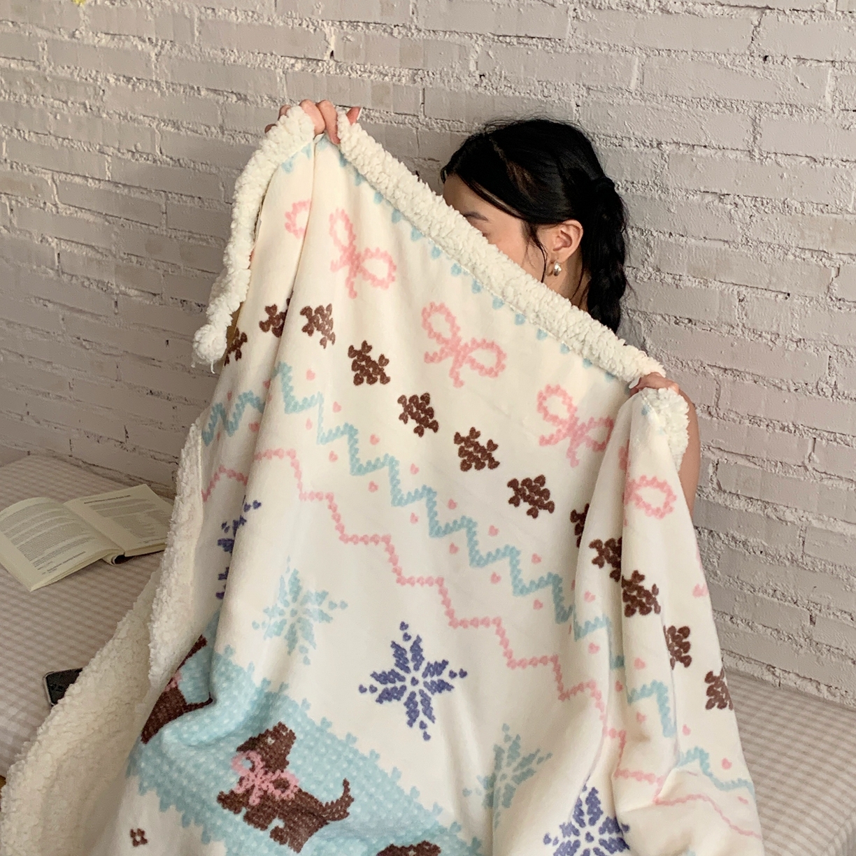 91家纺网 家纺一手货源 找家纺 桃喜 2025秋冬新款加厚牛奶绒羊羔绒披肩毯 费尔岛狗狗蓝（羊羔绒披肩毯）