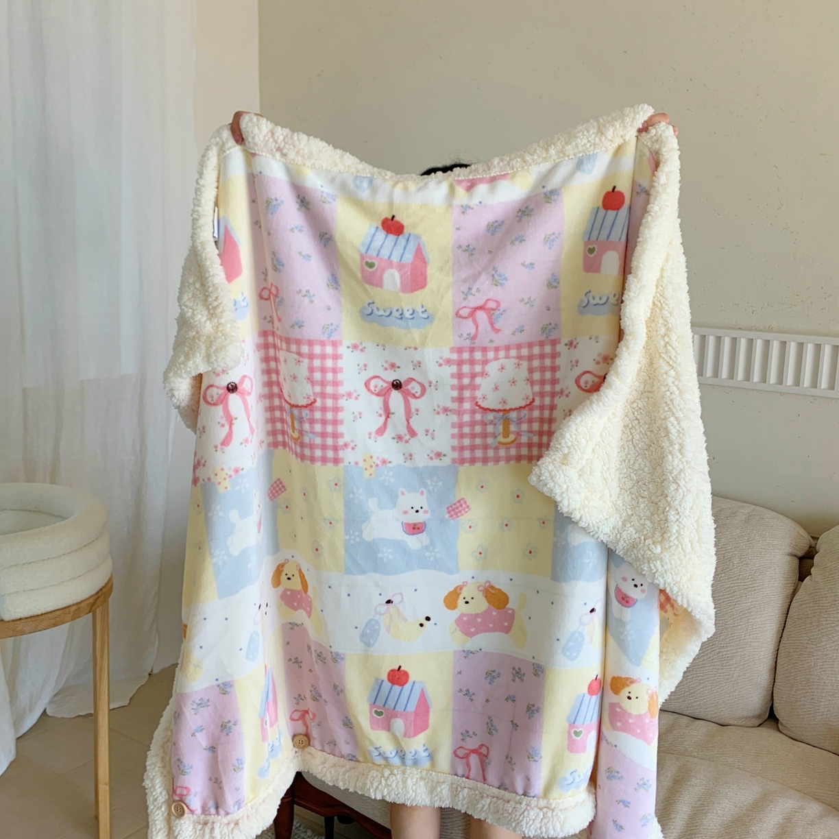 91家纺网 家纺一手货源 找家纺 桃喜 2025秋冬新款加厚牛奶绒羊羔绒披肩毯 房子小狗（羊羔绒披肩毯）