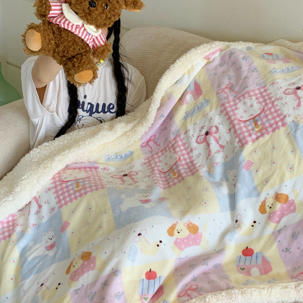 91家纺网 家纺一手货源 找家纺 桃喜 2025秋冬新款加厚牛奶绒羊羔绒披肩毯 房子小狗（羊羔绒披肩毯）