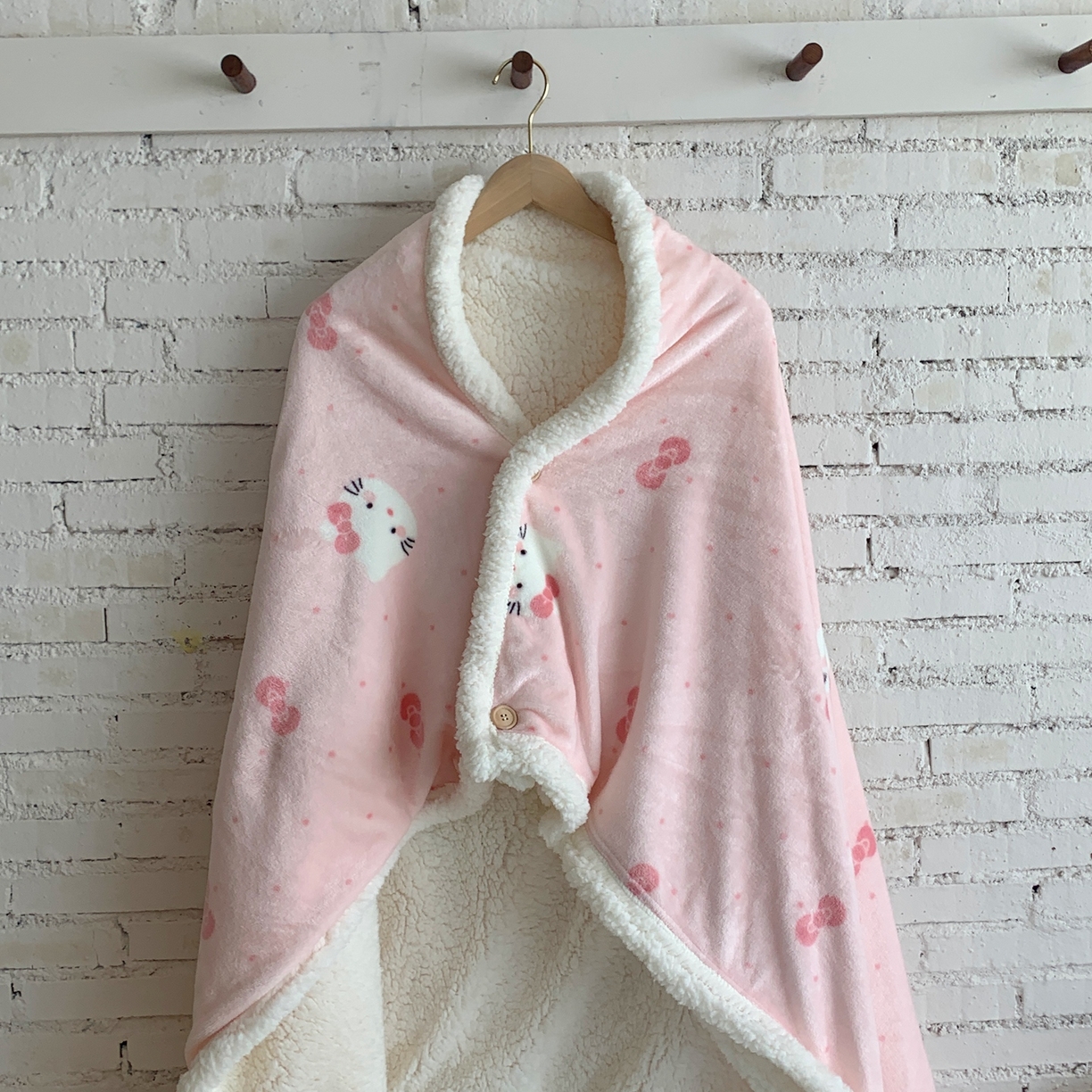 91家纺网 家纺一手货源 找家纺 桃喜 2025秋冬新款加厚牛奶绒羊羔绒披肩毯 超甜小猫（羊羔绒披肩毯）