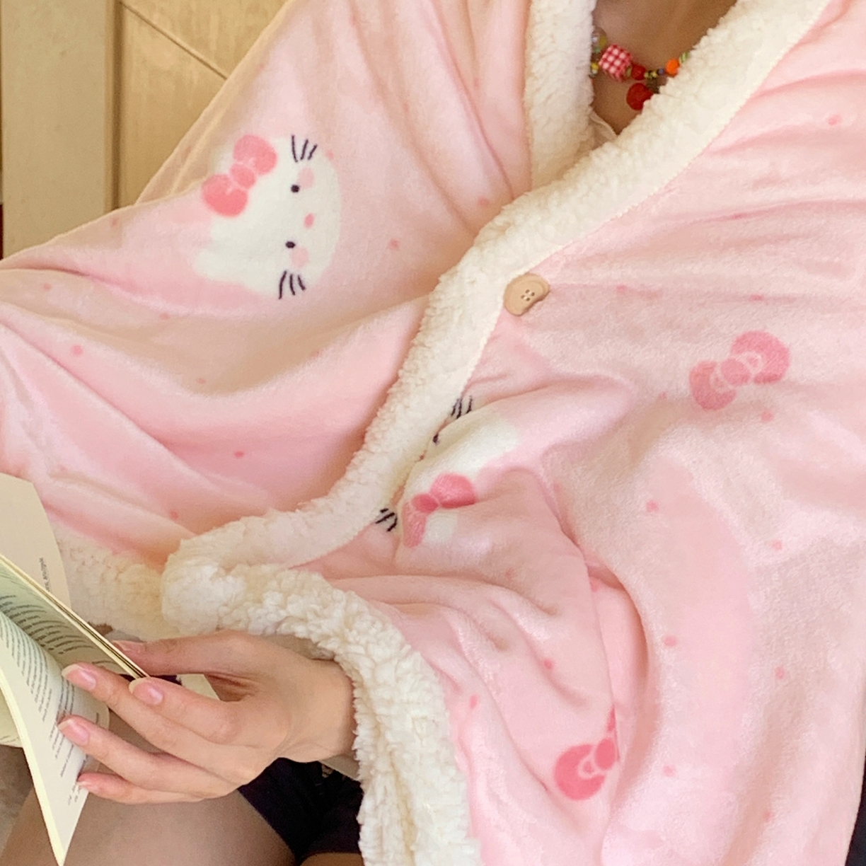 91家纺网 家纺一手货源 找家纺 桃喜 2025秋冬新款加厚牛奶绒羊羔绒披肩毯 超甜小猫（羊羔绒披肩毯）