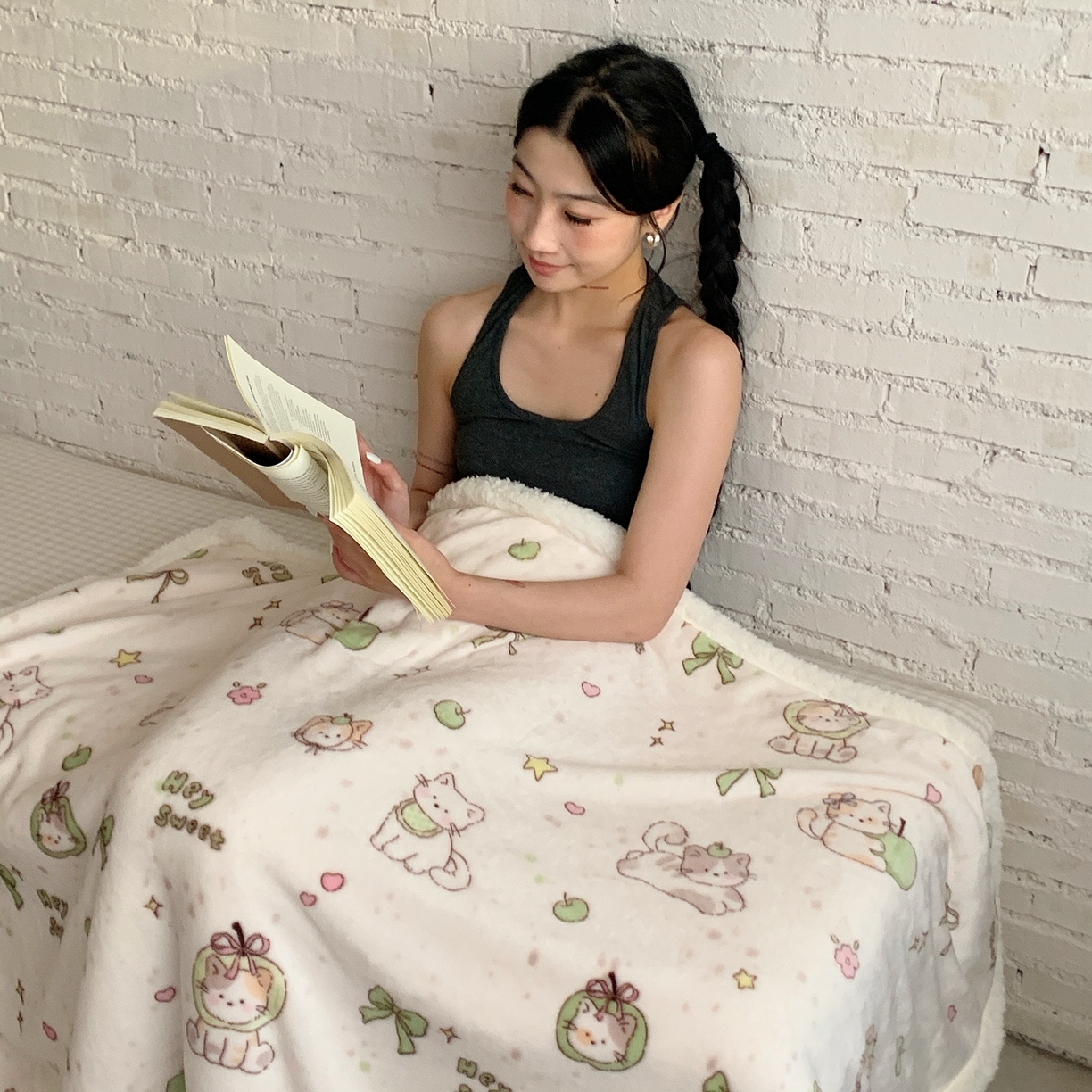 91家纺网 家纺一手货源 找家纺 桃喜 2025秋冬新款加厚牛奶绒羊羔绒披肩毯 绿苹果小猫（羊羔绒披肩毯）