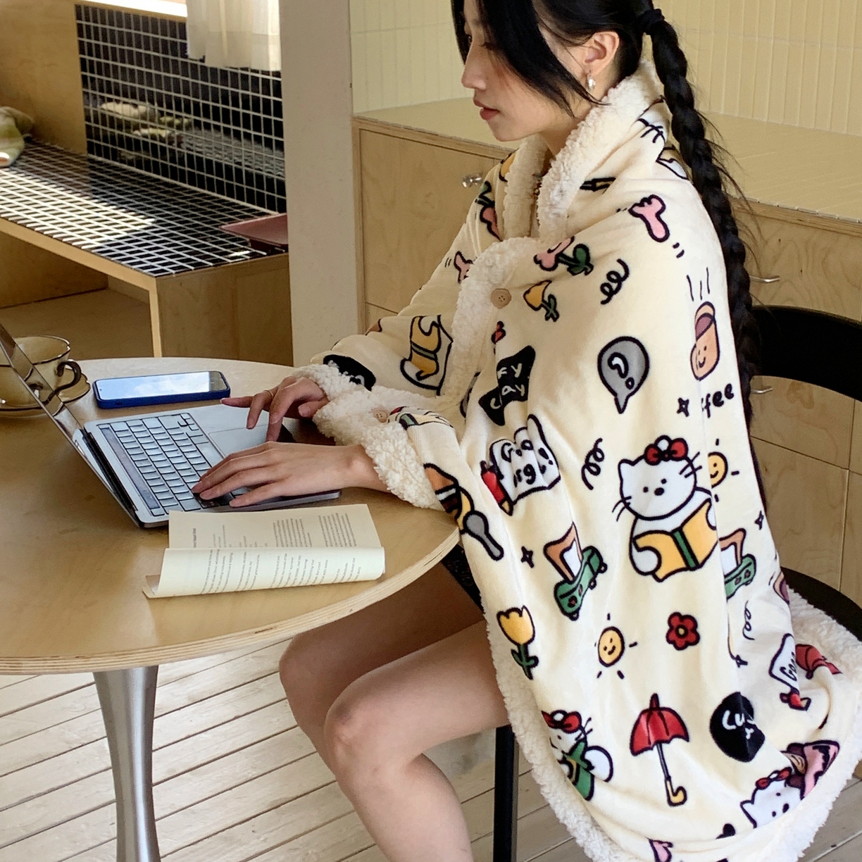 91家纺网 家纺一手货源 找家纺 桃喜 2025秋冬新款加厚牛奶绒羊羔绒披肩毯 小猫笔记（羊羔绒披肩毯）