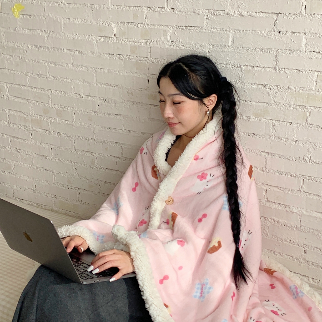 91家纺网 家纺一手货源 找家纺 桃喜 2025秋冬新款加厚牛奶绒羊羔绒披肩毯 蛋糕幸运猫（羊羔绒披肩毯）