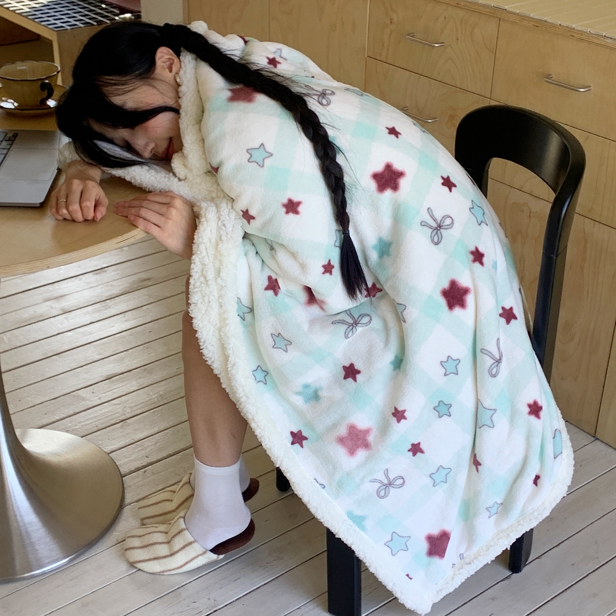 91家纺网 家纺一手货源 找家纺 桃喜 2025秋冬新款加厚牛奶绒羊羔绒披肩毯 薄荷奶咖星星（羊羔绒披肩毯）